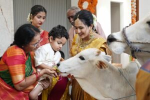 Lasya Manjunath Instagram - మా కలల ఇంటి గృహప్రవేశం…శుభారంభం మా గృహప్రవేశంతో 🏠🙏🏻
ప్రతి గోడలో ఒక కల, ప్రతి మూలలో ఒక జ్ఞాపకం… మా కొత్త గూడు😍❤️
కొత్త ఆరంభం… కొత్త జ్ఞాపకాలు 🫶🏻

.
.
.
.
.
.
MUA: @vinusha_makeoverartistry 
Hairstyling & saree draping : @lakshmikiran.veeraballi 
Maa vadina 😊 contact no (9121182606)

Saree: @pattusareeswholesale 
Blouse stitching and work: @aa.dhi.ra_designerstudio 
Manju and kids outfits : @vedulaswardrobe 
Jewellery : @umgnaveengold 
Bangles : @theweddingbangles.official 
Photography : @momentmakersphotography 
.
.
#lasyamanjunath #Gruhapravesham
#MaaKalalaInti
#Housewarming
#NewBeginnings
#DreamHome
#OurNewHome
#HomeSweetHome
#BlessedHome
#FamilyMoments
#newchapter #మా_కలల_ఇంటి_గృహప్రవేశం
#గృహప్రవేశం
#దేవుని_ఆశీర్వాదంతో
#శుభారంభం
#కొత్తఆరంభం
#మాకొత్తగూడు
#మనఇల్లు_మనస్వప్నం