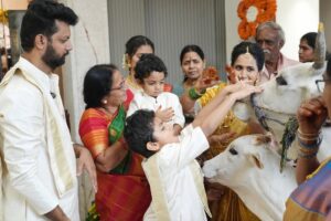 Lasya Manjunath Instagram - మా కలల ఇంటి గృహప్రవేశం…శుభారంభం మా గృహప్రవేశంతో 🏠🙏🏻
ప్రతి గోడలో ఒక కల, ప్రతి మూలలో ఒక జ్ఞాపకం… మా కొత్త గూడు😍❤️
కొత్త ఆరంభం… కొత్త జ్ఞాపకాలు 🫶🏻

.
.
.
.
.
.
MUA: @vinusha_makeoverartistry 
Hairstyling & saree draping : @lakshmikiran.veeraballi 
Maa vadina 😊 contact no (9121182606)

Saree: @pattusareeswholesale 
Blouse stitching and work: @aa.dhi.ra_designerstudio 
Manju and kids outfits : @vedulaswardrobe 
Jewellery : @umgnaveengold 
Bangles : @theweddingbangles.official 
Photography : @momentmakersphotography 
.
.
#lasyamanjunath #Gruhapravesham
#MaaKalalaInti
#Housewarming
#NewBeginnings
#DreamHome
#OurNewHome
#HomeSweetHome
#BlessedHome
#FamilyMoments
#newchapter #మా_కలల_ఇంటి_గృహప్రవేశం
#గృహప్రవేశం
#దేవుని_ఆశీర్వాదంతో
#శుభారంభం
#కొత్తఆరంభం
#మాకొత్తగూడు
#మనఇల్లు_మనస్వప్నం