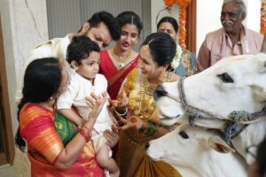 Lasya Manjunath Instagram - మా కలల ఇంటి గృహప్రవేశం…శుభారంభం మా గృహప్రవేశంతో 🏠🙏🏻
ప్రతి గోడలో ఒక కల, ప్రతి మూలలో ఒక జ్ఞాపకం… మా కొత్త గూడు😍❤️
కొత్త ఆరంభం… కొత్త జ్ఞాపకాలు 🫶🏻

.
.
.
.
.
.
MUA: @vinusha_makeoverartistry 
Hairstyling & saree draping : @lakshmikiran.veeraballi 
Maa vadina 😊 contact no (9121182606)

Saree: @pattusareeswholesale 
Blouse stitching and work: @aa.dhi.ra_designerstudio 
Manju and kids outfits : @vedulaswardrobe 
Jewellery : @umgnaveengold 
Bangles : @theweddingbangles.official 
Photography : @momentmakersphotography 
.
.
#lasyamanjunath #Gruhapravesham
#MaaKalalaInti
#Housewarming
#NewBeginnings
#DreamHome
#OurNewHome
#HomeSweetHome
#BlessedHome
#FamilyMoments
#newchapter #మా_కలల_ఇంటి_గృహప్రవేశం
#గృహప్రవేశం
#దేవుని_ఆశీర్వాదంతో
#శుభారంభం
#కొత్తఆరంభం
#మాకొత్తగూడు
#మనఇల్లు_మనస్వప్నం