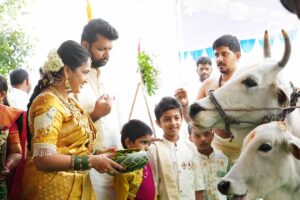 Lasya Manjunath Instagram - మా కలల ఇంటి గృహప్రవేశం…శుభారంభం మా గృహప్రవేశంతో 🏠🙏🏻
ప్రతి గోడలో ఒక కల, ప్రతి మూలలో ఒక జ్ఞాపకం… మా కొత్త గూడు😍❤️
కొత్త ఆరంభం… కొత్త జ్ఞాపకాలు 🫶🏻

.
.
.
.
.
.
MUA: @vinusha_makeoverartistry 
Hairstyling & saree draping : @lakshmikiran.veeraballi 
Maa vadina 😊 contact no (9121182606)

Saree: @pattusareeswholesale 
Blouse stitching and work: @aa.dhi.ra_designerstudio 
Manju and kids outfits : @vedulaswardrobe 
Jewellery : @umgnaveengold 
Bangles : @theweddingbangles.official 
Photography : @momentmakersphotography 
.
.
#lasyamanjunath #Gruhapravesham
#MaaKalalaInti
#Housewarming
#NewBeginnings
#DreamHome
#OurNewHome
#HomeSweetHome
#BlessedHome
#FamilyMoments
#newchapter #మా_కలల_ఇంటి_గృహప్రవేశం
#గృహప్రవేశం
#దేవుని_ఆశీర్వాదంతో
#శుభారంభం
#కొత్తఆరంభం
#మాకొత్తగూడు
#మనఇల్లు_మనస్వప్నం