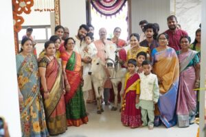 Lasya Manjunath Instagram - మా కలల ఇంటి గృహప్రవేశం…శుభారంభం మా గృహప్రవేశంతో 🏠🙏🏻
ప్రతి గోడలో ఒక కల, ప్రతి మూలలో ఒక జ్ఞాపకం… మా కొత్త గూడు😍❤️
కొత్త ఆరంభం… కొత్త జ్ఞాపకాలు 🫶🏻

.
.
.
.
.
.
MUA: @vinusha_makeoverartistry 
Hairstyling & saree draping : @lakshmikiran.veeraballi 
Maa vadina 😊 contact no (9121182606)

Saree: @pattusareeswholesale 
Blouse stitching and work: @aa.dhi.ra_designerstudio 
Manju and kids outfits : @vedulaswardrobe 
Jewellery : @umgnaveengold 
Bangles : @theweddingbangles.official 
Photography : @momentmakersphotography 
.
.
#lasyamanjunath #Gruhapravesham
#MaaKalalaInti
#Housewarming
#NewBeginnings
#DreamHome
#OurNewHome
#HomeSweetHome
#BlessedHome
#FamilyMoments
#newchapter #మా_కలల_ఇంటి_గృహప్రవేశం
#గృహప్రవేశం
#దేవుని_ఆశీర్వాదంతో
#శుభారంభం
#కొత్తఆరంభం
#మాకొత్తగూడు
#మనఇల్లు_మనస్వప్నం