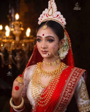 Lata Barman Instagram - || ন ব ব ধূ ||
.
Join Our First Bridal Master Class
For More Details WhatsApp 91 73188 27477
.
PC- @visualeyes.official
Kolka- @nehasaha_2002
Face- @rickta_sarkar_
Dress& Jewellery- @noor.dress.slg
#makeup #bridalmakeup #bengalibride #bengalimakeup #makeupartist #bridalmakeupartist #bengali