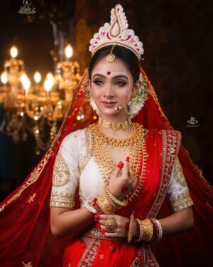 Lata Barman Instagram - || ন ব ব ধূ ||
.
Join Our First Bridal Master Class
For More Details WhatsApp 91 73188 27477
.
PC- @visualeyes.official
Kolka- @nehasaha_2002
Face- @rickta_sarkar_
Dress& Jewellery- @noor.dress.slg
#makeup #bridalmakeup #bengalibride #bengalimakeup #makeupartist #bridalmakeupartist #bengali