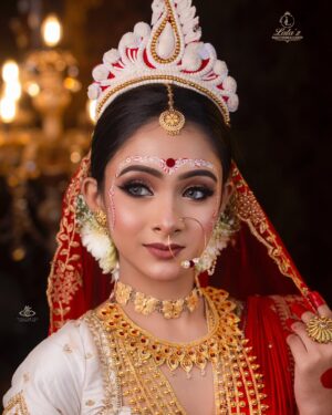 Lata Barman Instagram - || ন ব ব ধূ ||
.
Join Our First Bridal Master Class
For More Details WhatsApp 91 73188 27477
.
PC- @visualeyes.official
Kolka- @nehasaha_2002
Face- @rickta_sarkar_
Dress& Jewellery- @noor.dress.slg
#makeup #bridalmakeup #bengalibride #bengalimakeup #makeupartist #bridalmakeupartist #bengali