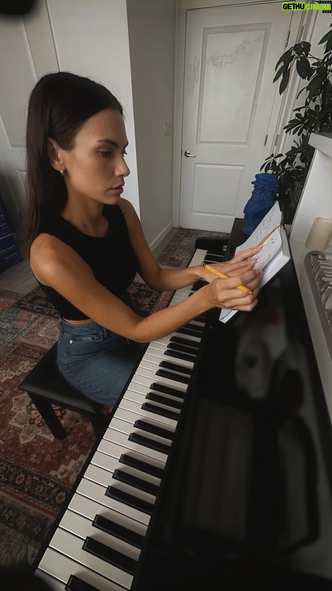 Laura Chimaras - 24.8K Likes - Alguien te va a amar🖤

#poema #chimaraslaura #poesía #amor