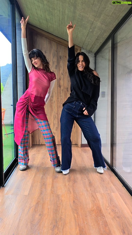 Laura Londoño - 204.6K Likes - No sabemos si amarnos o cachetearnos 🤣😈...
Ustedes que dicen ? @londonotlaura