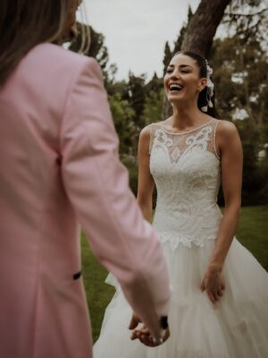 Laura Moure Instagram - Viva los novios ! El día 10 de abril me casé con el amor de mi vida después de 23 años de historia , vivencias , aprendizajes ,de amor incondicional …Os comparto algunas de las fotos post boda a cargo de @la_atrevidawedding  que nos encantan !! No podemos estar más felices y agradecidos !!! Espero que os gusten 
.
Gracias a @la_atrevidawedding especialmente a Silvia por hacer de esta sesión de fotos un dia tan mágico como la boda en sí !! Fue maravilloso!!! 
.
Gracias también a @floristeriapetalos.alcala por el cariño que han puesto al crear mi ramo preservado . No fue fácil cumplir la idea que tenía de mi ramo perfecto .. . Y lo bordaron !!!!