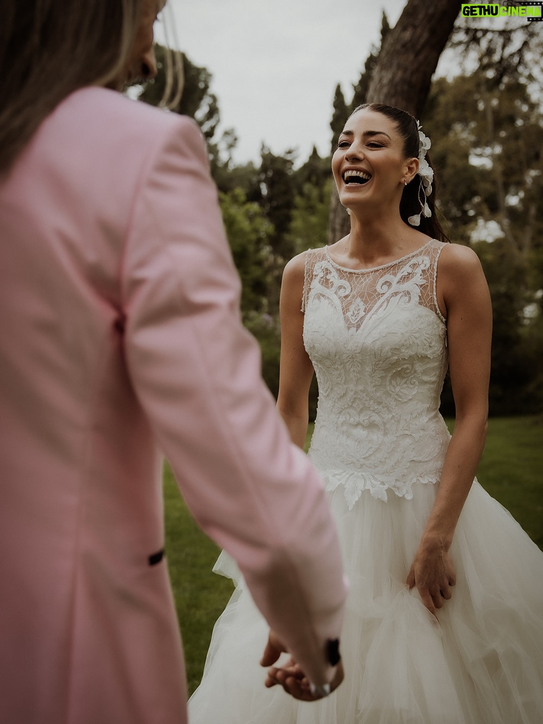 Laura Moure - 5.5K Likes - Viva los novios ! El día 10 de abril me casé con el amor de mi vida después de 23 años de historia , vivencias , aprendizajes ,de amor incondicional …Os comparto algunas de las fotos post boda a cargo de @la_atrevidawedding  que nos encantan !! No podemos estar más felices y agradecidos !!! Espero que os gusten 
.
Gracias a @la_atrevidawedding especialmente a Silvia por hacer de esta sesión de fotos un dia tan mágico como la boda en sí !! Fue maravilloso!!! 
.
Gracias también a @floristeriapetalos.alcala por el cariño que han puesto al crear mi ramo preservado . No fue fácil cumplir la idea que tenía de mi ramo perfecto .. . Y lo bordaron !!!!