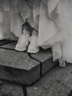 Laura Moure Instagram - Viva los novios ! El día 10 de abril me casé con el amor de mi vida después de 23 años de historia , vivencias , aprendizajes ,de amor incondicional …Os comparto algunas de las fotos post boda a cargo de @la_atrevidawedding  que nos encantan !! No podemos estar más felices y agradecidos !!! Espero que os gusten 
.
Gracias a @la_atrevidawedding especialmente a Silvia por hacer de esta sesión de fotos un dia tan mágico como la boda en sí !! Fue maravilloso!!! 
.
Gracias también a @floristeriapetalos.alcala por el cariño que han puesto al crear mi ramo preservado . No fue fácil cumplir la idea que tenía de mi ramo perfecto .. . Y lo bordaron !!!!