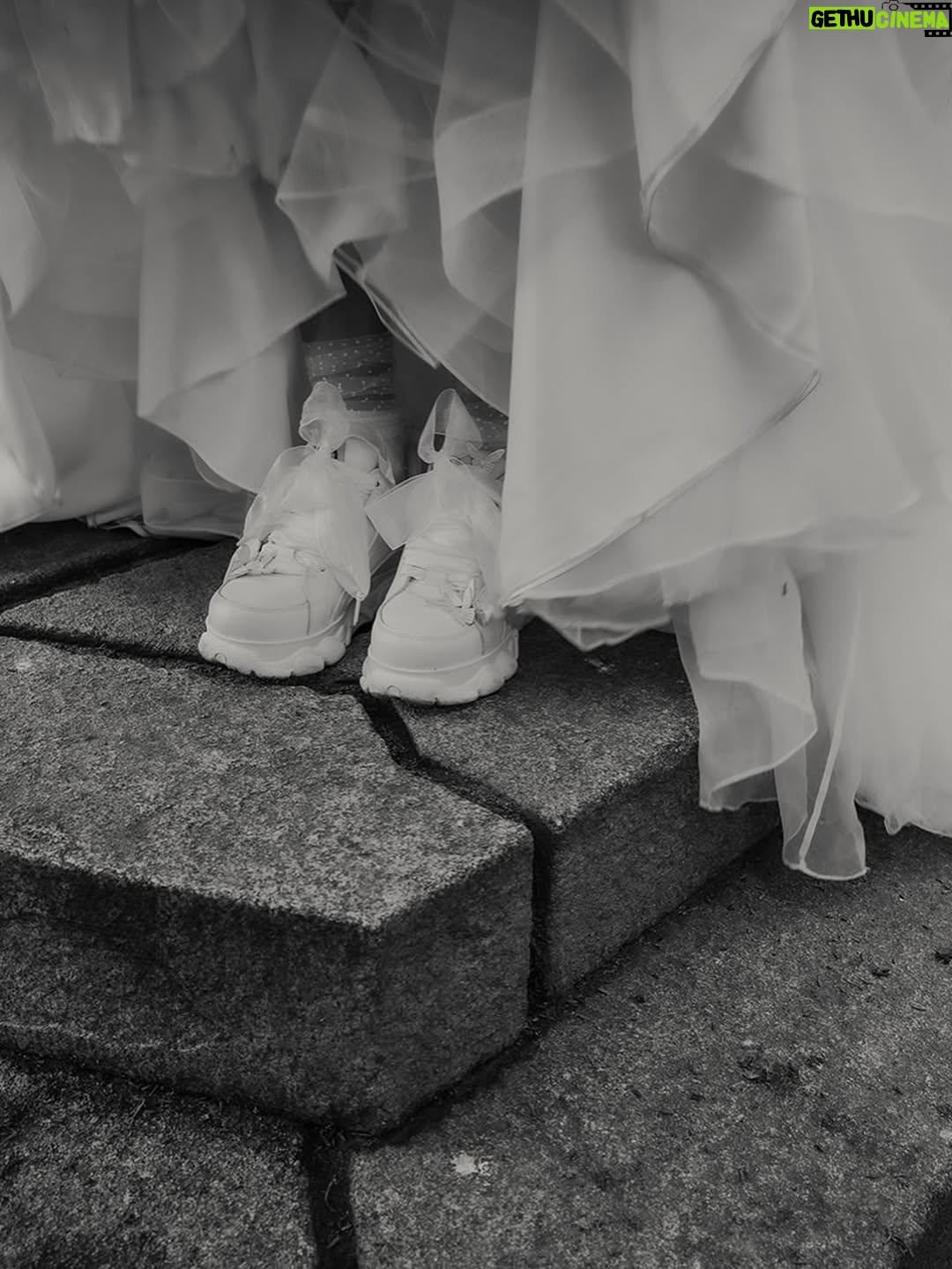 Laura Moure - 5.5K Likes - Viva los novios ! El día 10 de abril me casé con el amor de mi vida después de 23 años de historia , vivencias , aprendizajes ,de amor incondicional …Os comparto algunas de las fotos post boda a cargo de @la_atrevidawedding  que nos encantan !! No podemos estar más felices y agradecidos !!! Espero que os gusten 
.
Gracias a @la_atrevidawedding especialmente a Silvia por hacer de esta sesión de fotos un dia tan mágico como la boda en sí !! Fue maravilloso!!! 
.
Gracias también a @floristeriapetalos.alcala por el cariño que han puesto al crear mi ramo preservado . No fue fácil cumplir la idea que tenía de mi ramo perfecto .. . Y lo bordaron !!!!