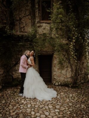 Laura Moure Instagram - Viva los novios ! El día 10 de abril me casé con el amor de mi vida después de 23 años de historia , vivencias , aprendizajes ,de amor incondicional …Os comparto algunas de las fotos post boda a cargo de @la_atrevidawedding  que nos encantan !! No podemos estar más felices y agradecidos !!! Espero que os gusten 
.
Gracias a @la_atrevidawedding especialmente a Silvia por hacer de esta sesión de fotos un dia tan mágico como la boda en sí !! Fue maravilloso!!! 
.
Gracias también a @floristeriapetalos.alcala por el cariño que han puesto al crear mi ramo preservado . No fue fácil cumplir la idea que tenía de mi ramo perfecto .. . Y lo bordaron !!!!