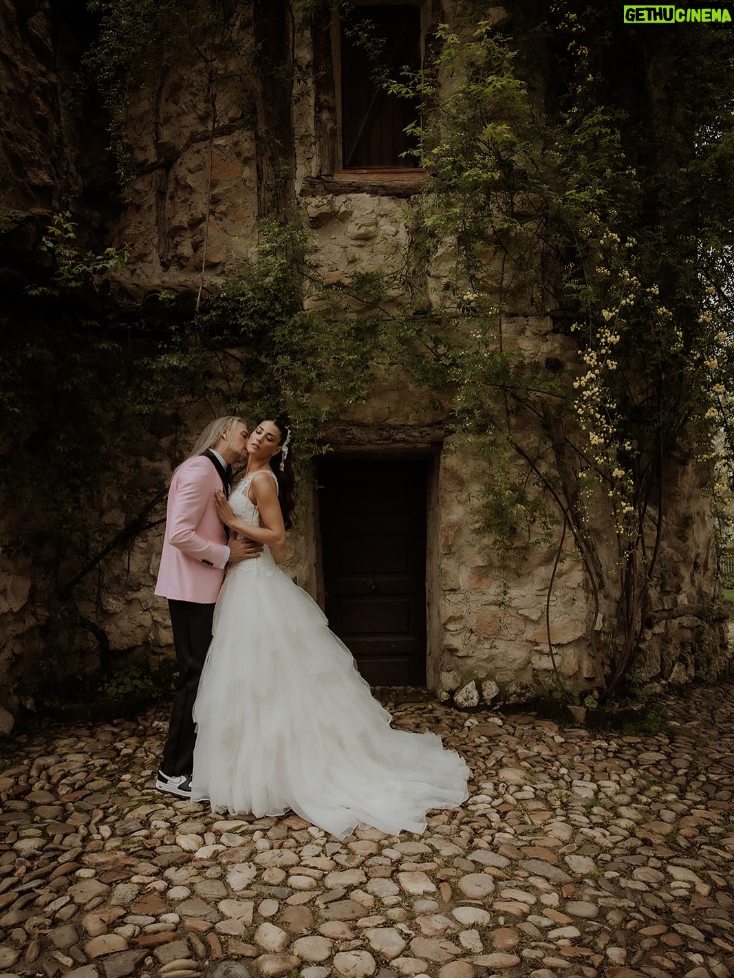 Laura Moure - 5.5K Likes - Viva los novios ! El día 10 de abril me casé con el amor de mi vida después de 23 años de historia , vivencias , aprendizajes ,de amor incondicional …Os comparto algunas de las fotos post boda a cargo de @la_atrevidawedding  que nos encantan !! No podemos estar más felices y agradecidos !!! Espero que os gusten 
.
Gracias a @la_atrevidawedding especialmente a Silvia por hacer de esta sesión de fotos un dia tan mágico como la boda en sí !! Fue maravilloso!!! 
.
Gracias también a @floristeriapetalos.alcala por el cariño que han puesto al crear mi ramo preservado . No fue fácil cumplir la idea que tenía de mi ramo perfecto .. . Y lo bordaron !!!!