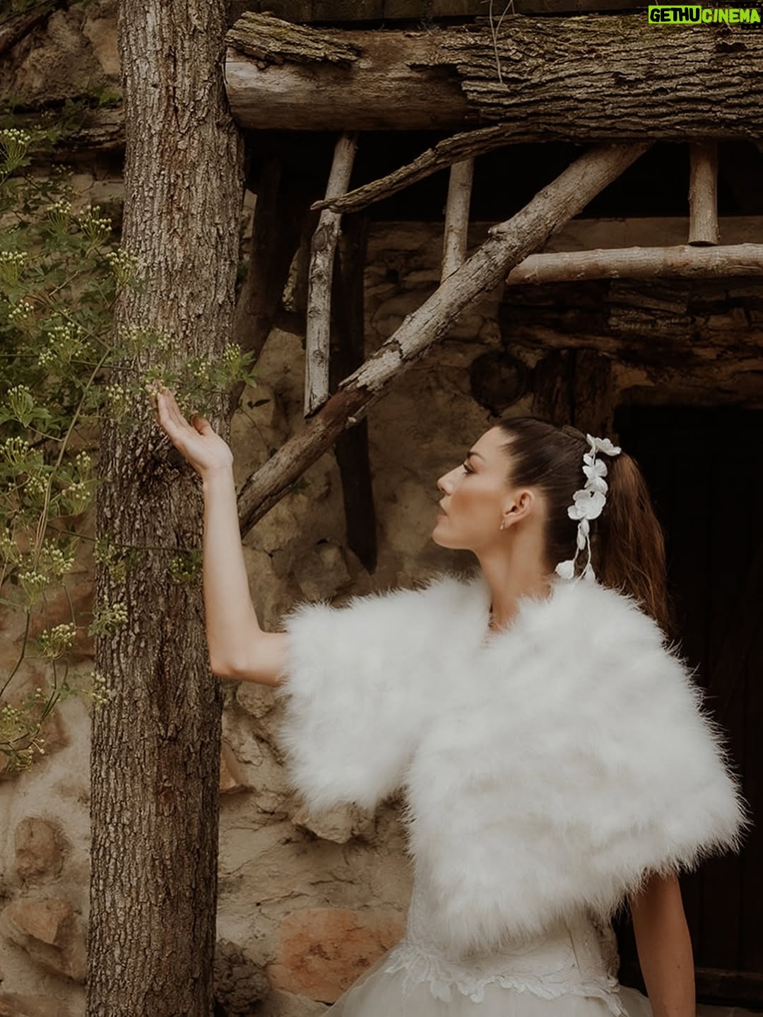 Laura Moure - 5.5K Likes - Viva los novios ! El día 10 de abril me casé con el amor de mi vida después de 23 años de historia , vivencias , aprendizajes ,de amor incondicional …Os comparto algunas de las fotos post boda a cargo de @la_atrevidawedding  que nos encantan !! No podemos estar más felices y agradecidos !!! Espero que os gusten 
.
Gracias a @la_atrevidawedding especialmente a Silvia por hacer de esta sesión de fotos un dia tan mágico como la boda en sí !! Fue maravilloso!!! 
.
Gracias también a @floristeriapetalos.alcala por el cariño que han puesto al crear mi ramo preservado . No fue fácil cumplir la idea que tenía de mi ramo perfecto .. . Y lo bordaron !!!!