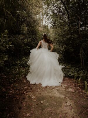 Laura Moure Instagram - Viva los novios ! El día 10 de abril me casé con el amor de mi vida después de 23 años de historia , vivencias , aprendizajes ,de amor incondicional …Os comparto algunas de las fotos post boda a cargo de @la_atrevidawedding  que nos encantan !! No podemos estar más felices y agradecidos !!! Espero que os gusten 
.
Gracias a @la_atrevidawedding especialmente a Silvia por hacer de esta sesión de fotos un dia tan mágico como la boda en sí !! Fue maravilloso!!! 
.
Gracias también a @floristeriapetalos.alcala por el cariño que han puesto al crear mi ramo preservado . No fue fácil cumplir la idea que tenía de mi ramo perfecto .. . Y lo bordaron !!!!