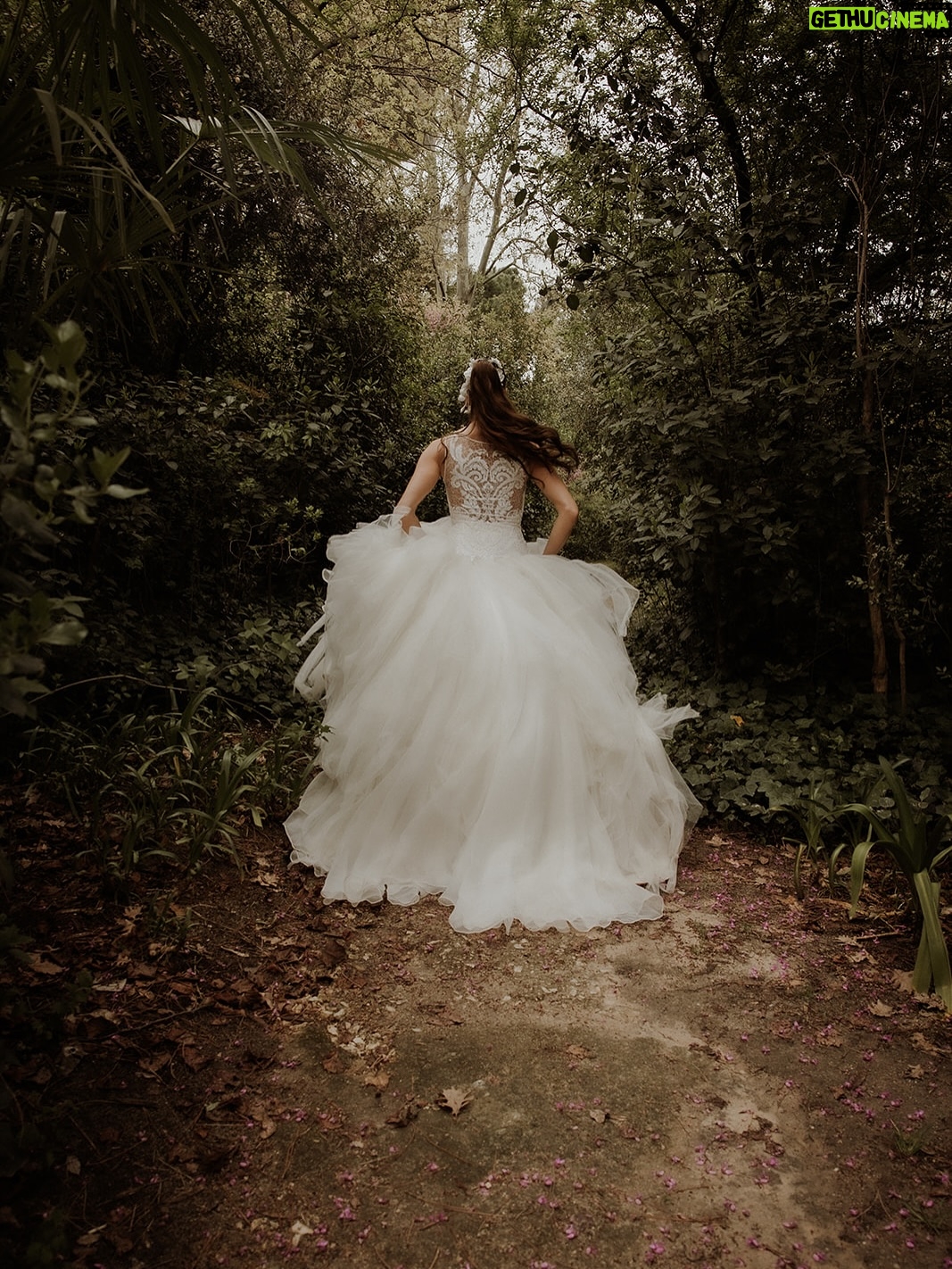 Laura Moure - 5.5K Likes - Viva los novios ! El día 10 de abril me casé con el amor de mi vida después de 23 años de historia , vivencias , aprendizajes ,de amor incondicional …Os comparto algunas de las fotos post boda a cargo de @la_atrevidawedding  que nos encantan !! No podemos estar más felices y agradecidos !!! Espero que os gusten 
.
Gracias a @la_atrevidawedding especialmente a Silvia por hacer de esta sesión de fotos un dia tan mágico como la boda en sí !! Fue maravilloso!!! 
.
Gracias también a @floristeriapetalos.alcala por el cariño que han puesto al crear mi ramo preservado . No fue fácil cumplir la idea que tenía de mi ramo perfecto .. . Y lo bordaron !!!!