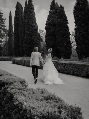 Laura Moure Instagram - Viva los novios ! El día 10 de abril me casé con el amor de mi vida después de 23 años de historia , vivencias , aprendizajes ,de amor incondicional …Os comparto algunas de las fotos post boda a cargo de @la_atrevidawedding  que nos encantan !! No podemos estar más felices y agradecidos !!! Espero que os gusten 
.
Gracias a @la_atrevidawedding especialmente a Silvia por hacer de esta sesión de fotos un dia tan mágico como la boda en sí !! Fue maravilloso!!! 
.
Gracias también a @floristeriapetalos.alcala por el cariño que han puesto al crear mi ramo preservado . No fue fácil cumplir la idea que tenía de mi ramo perfecto .. . Y lo bordaron !!!!