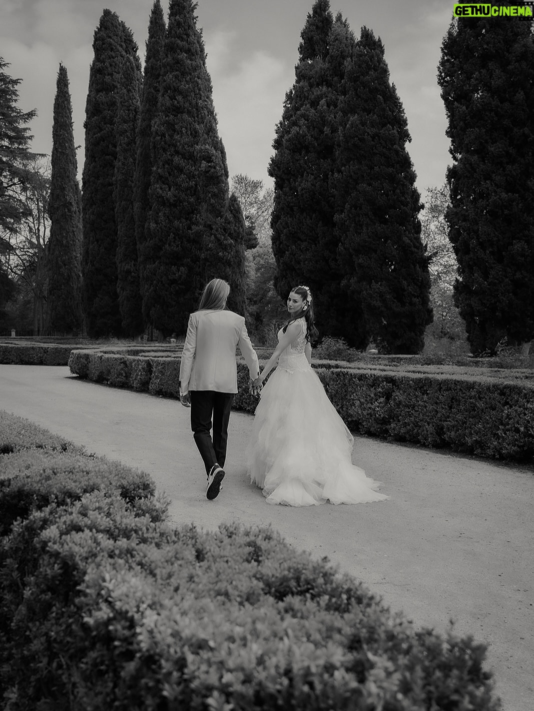 Laura Moure - 5.5K Likes - Viva los novios ! El día 10 de abril me casé con el amor de mi vida después de 23 años de historia , vivencias , aprendizajes ,de amor incondicional …Os comparto algunas de las fotos post boda a cargo de @la_atrevidawedding  que nos encantan !! No podemos estar más felices y agradecidos !!! Espero que os gusten 
.
Gracias a @la_atrevidawedding especialmente a Silvia por hacer de esta sesión de fotos un dia tan mágico como la boda en sí !! Fue maravilloso!!! 
.
Gracias también a @floristeriapetalos.alcala por el cariño que han puesto al crear mi ramo preservado . No fue fácil cumplir la idea que tenía de mi ramo perfecto .. . Y lo bordaron !!!!