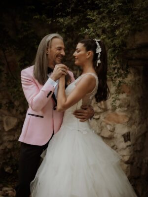 Laura Moure Instagram - Viva los novios ! El día 10 de abril me casé con el amor de mi vida después de 23 años de historia , vivencias , aprendizajes ,de amor incondicional …Os comparto algunas de las fotos post boda a cargo de @la_atrevidawedding  que nos encantan !! No podemos estar más felices y agradecidos !!! Espero que os gusten 
.
Gracias a @la_atrevidawedding especialmente a Silvia por hacer de esta sesión de fotos un dia tan mágico como la boda en sí !! Fue maravilloso!!! 
.
Gracias también a @floristeriapetalos.alcala por el cariño que han puesto al crear mi ramo preservado . No fue fácil cumplir la idea que tenía de mi ramo perfecto .. . Y lo bordaron !!!!