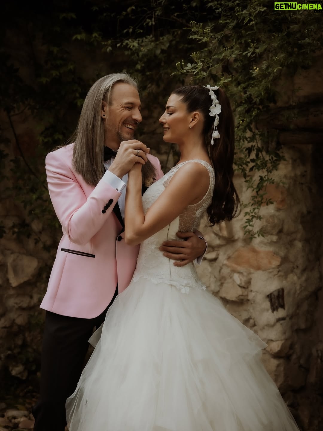 Laura Moure - 5.5K Likes - Viva los novios ! El día 10 de abril me casé con el amor de mi vida después de 23 años de historia , vivencias , aprendizajes ,de amor incondicional …Os comparto algunas de las fotos post boda a cargo de @la_atrevidawedding  que nos encantan !! No podemos estar más felices y agradecidos !!! Espero que os gusten 
.
Gracias a @la_atrevidawedding especialmente a Silvia por hacer de esta sesión de fotos un dia tan mágico como la boda en sí !! Fue maravilloso!!! 
.
Gracias también a @floristeriapetalos.alcala por el cariño que han puesto al crear mi ramo preservado . No fue fácil cumplir la idea que tenía de mi ramo perfecto .. . Y lo bordaron !!!!