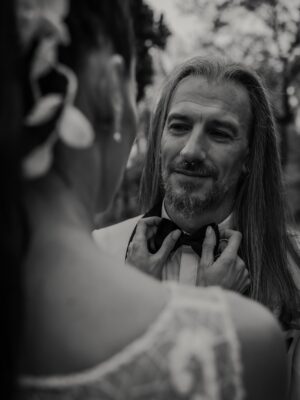 Laura Moure Instagram - Viva los novios ! El día 10 de abril me casé con el amor de mi vida después de 23 años de historia , vivencias , aprendizajes ,de amor incondicional …Os comparto algunas de las fotos post boda a cargo de @la_atrevidawedding  que nos encantan !! No podemos estar más felices y agradecidos !!! Espero que os gusten 
.
Gracias a @la_atrevidawedding especialmente a Silvia por hacer de esta sesión de fotos un dia tan mágico como la boda en sí !! Fue maravilloso!!! 
.
Gracias también a @floristeriapetalos.alcala por el cariño que han puesto al crear mi ramo preservado . No fue fácil cumplir la idea que tenía de mi ramo perfecto .. . Y lo bordaron !!!!