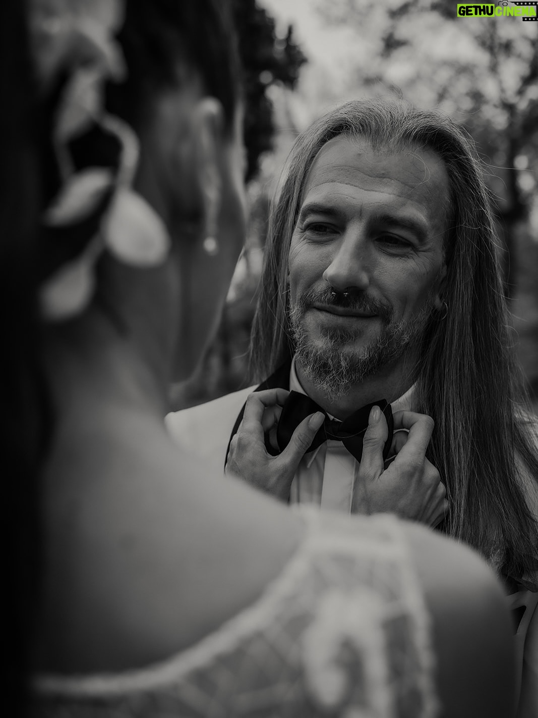 Laura Moure - 5.5K Likes - Viva los novios ! El día 10 de abril me casé con el amor de mi vida después de 23 años de historia , vivencias , aprendizajes ,de amor incondicional …Os comparto algunas de las fotos post boda a cargo de @la_atrevidawedding  que nos encantan !! No podemos estar más felices y agradecidos !!! Espero que os gusten 
.
Gracias a @la_atrevidawedding especialmente a Silvia por hacer de esta sesión de fotos un dia tan mágico como la boda en sí !! Fue maravilloso!!! 
.
Gracias también a @floristeriapetalos.alcala por el cariño que han puesto al crear mi ramo preservado . No fue fácil cumplir la idea que tenía de mi ramo perfecto .. . Y lo bordaron !!!!