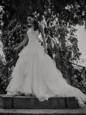Laura Moure Instagram - Viva los novios ! El día 10 de abril me casé con el amor de mi vida después de 23 años de historia , vivencias , aprendizajes ,de amor incondicional …Os comparto algunas de las fotos post boda a cargo de @la_atrevidawedding  que nos encantan !! No podemos estar más felices y agradecidos !!! Espero que os gusten 
.
Gracias a @la_atrevidawedding especialmente a Silvia por hacer de esta sesión de fotos un dia tan mágico como la boda en sí !! Fue maravilloso!!! 
.
Gracias también a @floristeriapetalos.alcala por el cariño que han puesto al crear mi ramo preservado . No fue fácil cumplir la idea que tenía de mi ramo perfecto .. . Y lo bordaron !!!!