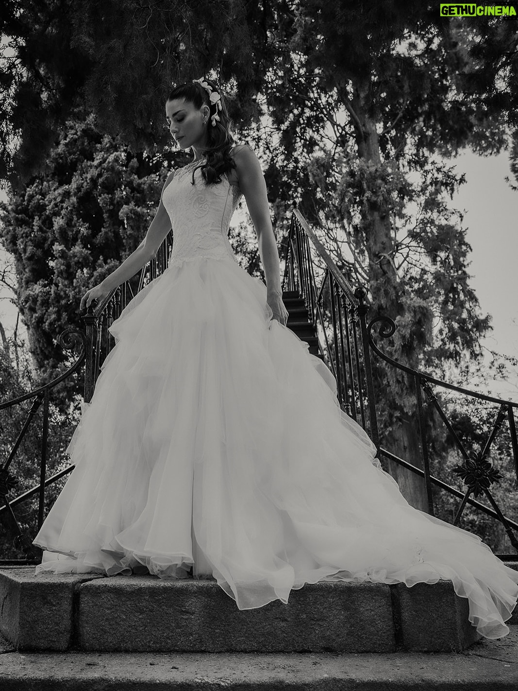 Laura Moure - 5.5K Likes - Viva los novios ! El día 10 de abril me casé con el amor de mi vida después de 23 años de historia , vivencias , aprendizajes ,de amor incondicional …Os comparto algunas de las fotos post boda a cargo de @la_atrevidawedding  que nos encantan !! No podemos estar más felices y agradecidos !!! Espero que os gusten 
.
Gracias a @la_atrevidawedding especialmente a Silvia por hacer de esta sesión de fotos un dia tan mágico como la boda en sí !! Fue maravilloso!!! 
.
Gracias también a @floristeriapetalos.alcala por el cariño que han puesto al crear mi ramo preservado . No fue fácil cumplir la idea que tenía de mi ramo perfecto .. . Y lo bordaron !!!!