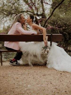 Laura Moure Instagram - Viva los novios ! El día 10 de abril me casé con el amor de mi vida después de 23 años de historia , vivencias , aprendizajes ,de amor incondicional …Os comparto algunas de las fotos post boda a cargo de @la_atrevidawedding  que nos encantan !! No podemos estar más felices y agradecidos !!! Espero que os gusten 
.
Gracias a @la_atrevidawedding especialmente a Silvia por hacer de esta sesión de fotos un dia tan mágico como la boda en sí !! Fue maravilloso!!! 
.
Gracias también a @floristeriapetalos.alcala por el cariño que han puesto al crear mi ramo preservado . No fue fácil cumplir la idea que tenía de mi ramo perfecto .. . Y lo bordaron !!!!