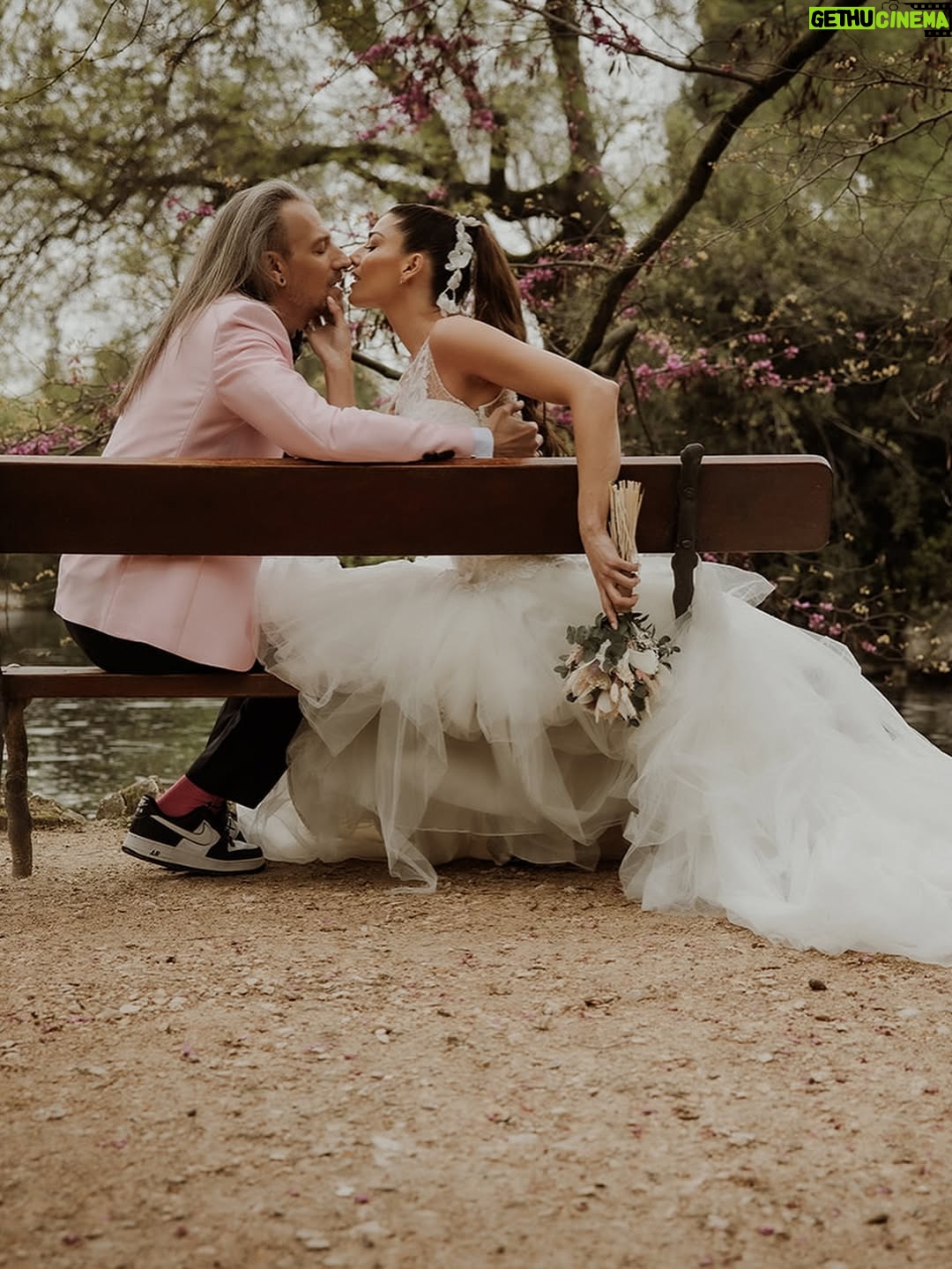Laura Moure - 5.5K Likes - Viva los novios ! El día 10 de abril me casé con el amor de mi vida después de 23 años de historia , vivencias , aprendizajes ,de amor incondicional …Os comparto algunas de las fotos post boda a cargo de @la_atrevidawedding  que nos encantan !! No podemos estar más felices y agradecidos !!! Espero que os gusten 
.
Gracias a @la_atrevidawedding especialmente a Silvia por hacer de esta sesión de fotos un dia tan mágico como la boda en sí !! Fue maravilloso!!! 
.
Gracias también a @floristeriapetalos.alcala por el cariño que han puesto al crear mi ramo preservado . No fue fácil cumplir la idea que tenía de mi ramo perfecto .. . Y lo bordaron !!!!