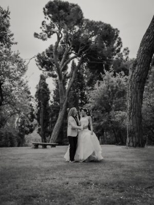 Laura Moure Instagram - Viva los novios ! El día 10 de abril me casé con el amor de mi vida después de 23 años de historia , vivencias , aprendizajes ,de amor incondicional …Os comparto algunas de las fotos post boda a cargo de @la_atrevidawedding  que nos encantan !! No podemos estar más felices y agradecidos !!! Espero que os gusten 
.
Gracias a @la_atrevidawedding especialmente a Silvia por hacer de esta sesión de fotos un dia tan mágico como la boda en sí !! Fue maravilloso!!! 
.
Gracias también a @floristeriapetalos.alcala por el cariño que han puesto al crear mi ramo preservado . No fue fácil cumplir la idea que tenía de mi ramo perfecto .. . Y lo bordaron !!!!