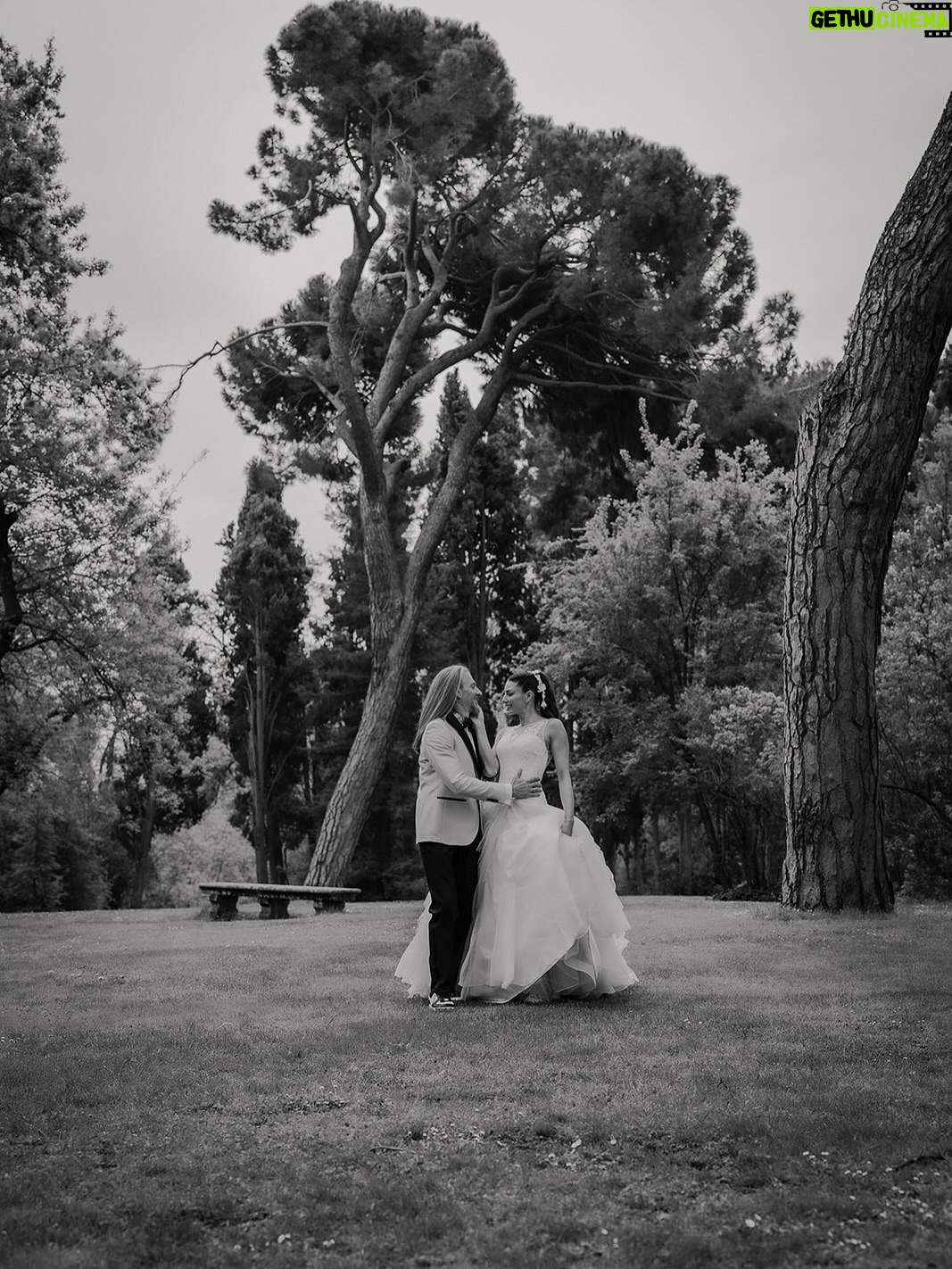 Laura Moure - 5.5K Likes - Viva los novios ! El día 10 de abril me casé con el amor de mi vida después de 23 años de historia , vivencias , aprendizajes ,de amor incondicional …Os comparto algunas de las fotos post boda a cargo de @la_atrevidawedding  que nos encantan !! No podemos estar más felices y agradecidos !!! Espero que os gusten 
.
Gracias a @la_atrevidawedding especialmente a Silvia por hacer de esta sesión de fotos un dia tan mágico como la boda en sí !! Fue maravilloso!!! 
.
Gracias también a @floristeriapetalos.alcala por el cariño que han puesto al crear mi ramo preservado . No fue fácil cumplir la idea que tenía de mi ramo perfecto .. . Y lo bordaron !!!!