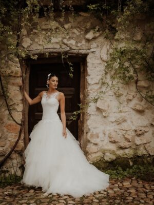 Laura Moure Instagram - Viva los novios ! El día 10 de abril me casé con el amor de mi vida después de 23 años de historia , vivencias , aprendizajes ,de amor incondicional …Os comparto algunas de las fotos post boda a cargo de @la_atrevidawedding  que nos encantan !! No podemos estar más felices y agradecidos !!! Espero que os gusten 
.
Gracias a @la_atrevidawedding especialmente a Silvia por hacer de esta sesión de fotos un dia tan mágico como la boda en sí !! Fue maravilloso!!! 
.
Gracias también a @floristeriapetalos.alcala por el cariño que han puesto al crear mi ramo preservado . No fue fácil cumplir la idea que tenía de mi ramo perfecto .. . Y lo bordaron !!!!