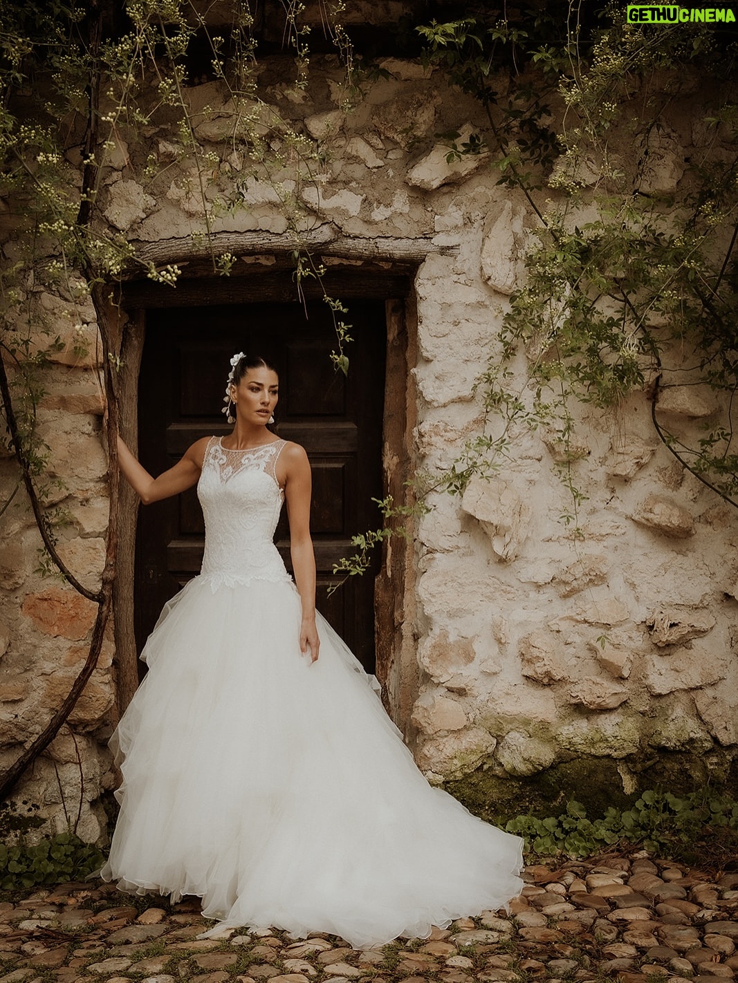 Laura Moure - 5.5K Likes - Viva los novios ! El día 10 de abril me casé con el amor de mi vida después de 23 años de historia , vivencias , aprendizajes ,de amor incondicional …Os comparto algunas de las fotos post boda a cargo de @la_atrevidawedding  que nos encantan !! No podemos estar más felices y agradecidos !!! Espero que os gusten 
.
Gracias a @la_atrevidawedding especialmente a Silvia por hacer de esta sesión de fotos un dia tan mágico como la boda en sí !! Fue maravilloso!!! 
.
Gracias también a @floristeriapetalos.alcala por el cariño que han puesto al crear mi ramo preservado . No fue fácil cumplir la idea que tenía de mi ramo perfecto .. . Y lo bordaron !!!!