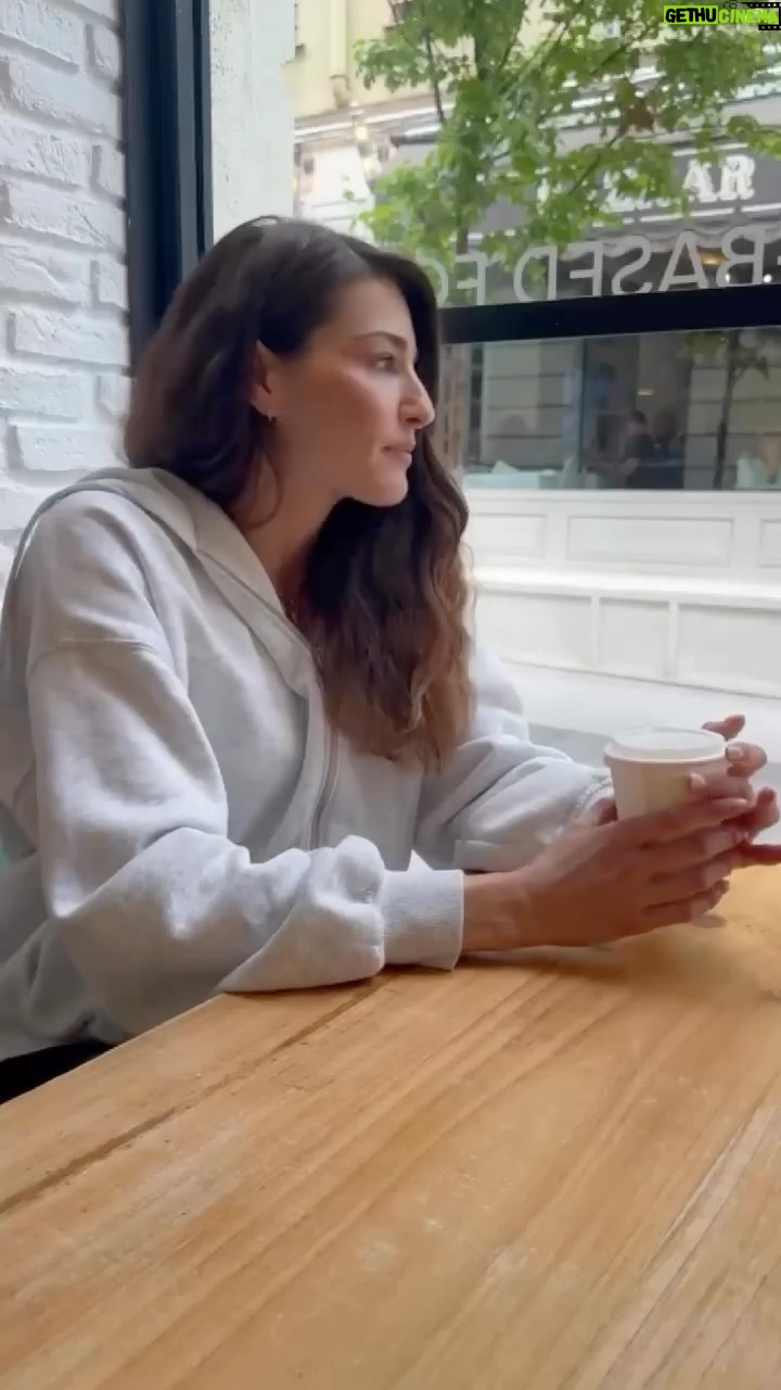 Laura Moure - 2.3K Likes - Ya llegaron los 40 !! Los cumplí en mayo!!
es el comienzo de una década en la que me esperan muchísimos cambios ..Pero muuuchos! Y no tengo el control de todo, tampoco se lo que me deparará el futuro …  pero mi piel si la puedo cuidar aún más ! Sé que empezaré a notar cambios .. y quiero verlos !!! Y seguir estando orgullosa de mi piel . Que se vea bonita y saludable siempre ! Por eso he ido a ver a mi dermatólogo, para que me aconseje  sobre cómo debería cuidar mi piel a partir de ahora , ya que las necesidades de mi piel van a ir cambiando . 
Y tú ? has notado cambios en tu piel a partir de los 40? 

•Gracias  @leboostclinicas por aconsejarme y cuidarme siempre tan bien 🥰