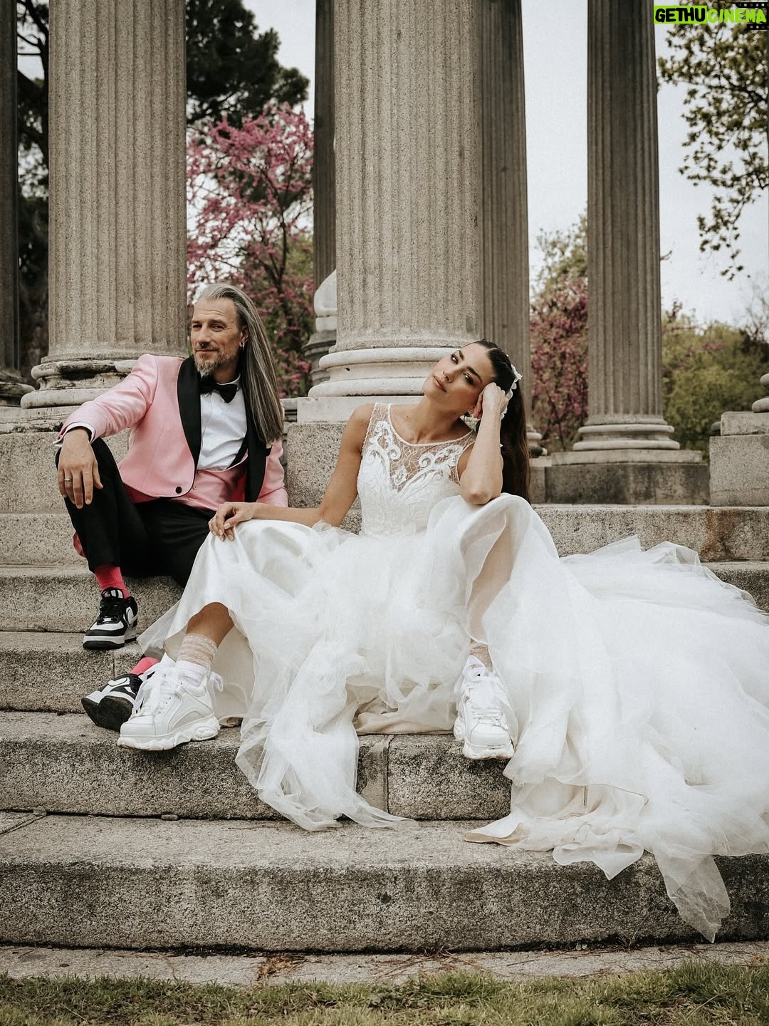 Laura Moure - 5.5K Likes - Viva los novios ! El día 10 de abril me casé con el amor de mi vida después de 23 años de historia , vivencias , aprendizajes ,de amor incondicional …Os comparto algunas de las fotos post boda a cargo de @la_atrevidawedding  que nos encantan !! No podemos estar más felices y agradecidos !!! Espero que os gusten 
.
Gracias a @la_atrevidawedding especialmente a Silvia por hacer de esta sesión de fotos un dia tan mágico como la boda en sí !! Fue maravilloso!!! 
.
Gracias también a @floristeriapetalos.alcala por el cariño que han puesto al crear mi ramo preservado . No fue fácil cumplir la idea que tenía de mi ramo perfecto .. . Y lo bordaron !!!!