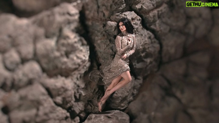 Laura Pausini - 207.5K Likes - LA MIA STORIA TRA LE DITA
MI HISTORIA ENTRE TUS DEDOS
QUEM DE NÓS DOIS
MON HISTOIRE ENTE LES DOIGTS

THE SONG AND MUSIC VIDEO OUT NOW.

(1994 - Gianluca Grignani / 2001 - Ana Carolina)

VIDEO CREDITS:
Directed, D.O.P and Edited by Gaetano Morbioli for @runproduction_official
Written by Laura Pausini

MUSIC CREDITS:
Arranged and Produced by @paolocartaofficial 
Mixed by Renato Cantele and Paolo Carta 
Mastered by Renato Cantele, @nicolafa and Paolo Carta 

GLAM CREDITS: 
Styling: @albamelendo   @monica_serani
MUAH: @danielazeqo 
Dress: @antoniogrimaldi 
Custom Jewelry: @x_decem