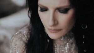 Laura Pausini Instagram - LA MIA STORIA TRA LE DITA
MI HISTORIA ENTRE TUS DEDOS
QUEM DE NÓS DOIS
MON HISTOIRE ENTE LES DOIGTS

THE SONG AND MUSIC VIDEO OUT NOW.

(1994 - Gianluca Grignani / 2001 - Ana Carolina)

VIDEO CREDITS:
Directed, D.O.P and Edited by Gaetano Morbioli for @runproduction_official
Written by Laura Pausini

MUSIC CREDITS:
Arranged and Produced by @paolocartaofficial 
Mixed by Renato Cantele and Paolo Carta 
Mastered by Renato Cantele, @nicolafa and Paolo Carta 

GLAM CREDITS: 
Styling: @albamelendo   @monica_serani
MUAH: @danielazeqo 
Dress: @antoniogrimaldi 
Custom Jewelry: @x_decem
