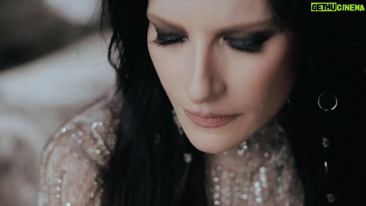 Laura Pausini - 207.5K Likes - LA MIA STORIA TRA LE DITA
MI HISTORIA ENTRE TUS DEDOS
QUEM DE NÓS DOIS
MON HISTOIRE ENTE LES DOIGTS

THE SONG AND MUSIC VIDEO OUT NOW.

(1994 - Gianluca Grignani / 2001 - Ana Carolina)

VIDEO CREDITS:
Directed, D.O.P and Edited by Gaetano Morbioli for @runproduction_official
Written by Laura Pausini

MUSIC CREDITS:
Arranged and Produced by @paolocartaofficial 
Mixed by Renato Cantele and Paolo Carta 
Mastered by Renato Cantele, @nicolafa and Paolo Carta 

GLAM CREDITS: 
Styling: @albamelendo   @monica_serani
MUAH: @danielazeqo 
Dress: @antoniogrimaldi 
Custom Jewelry: @x_decem