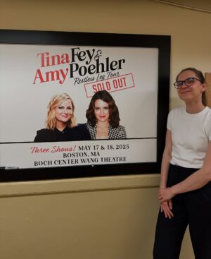 Laura Ramoso Instagram - We needed to even out the height difference somehow 🥰 soo my comedy idols asked me to open for them over the weekend and I think I’m good to retire now. Thank you Tina & Amy & Rachel for 4 unforgettable shows, and for being so loving, so kind, so funny, so inspiring. Bye everyone, my heart has exploded!!!!