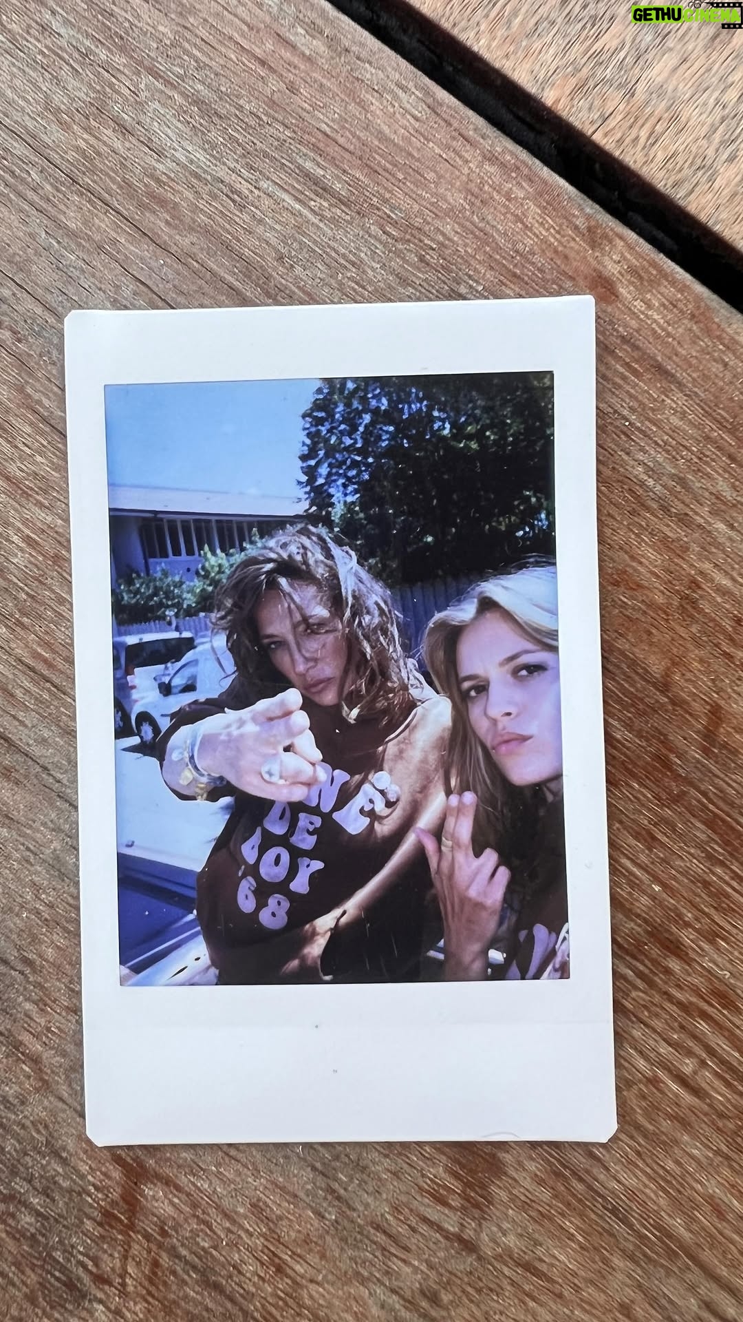 Laura Smet - 5.9K Likes - Un immense merci à @laura_smet_ pour ce shooting incroyable 💥
Ton élégance, ton naturel et ton énergie ont sublimé nos pièces comme jamais ✨

Mais bien plus qu’un shooting ce fût un instant comme on les aime chez Jane de Boy : une histoire de coeur, une histoire d’amitié bref une histoire de famille.

Merci Laura pour ta présence sans faille, ta gentillesse et plus encore, ta précieuse amitié ❤️

Vidéo @juliengauthier.images
Makeup @audrey.coppens.mua
Avec @laura_smet_ @camille_coudry @juliolry

#LauraSmet #ShootingDay #Merci #JanedeBoy
#FashionShoot #EleganceNaturelle #FrenchElegance
#ModeFéminine #ModernMuse #frenchfilm
#FashionReel #WomenWeAdmire #LumièreNaturelle #RealBeauty