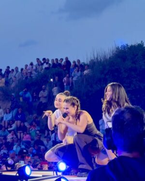 Laura Tesoro Instagram - First time performing ‘Shining’ at ‘Tien om te Zien’ last night was amazing! Thank you guys for the energyy! 🫶🏼 Can’t wait to do that again tonight!