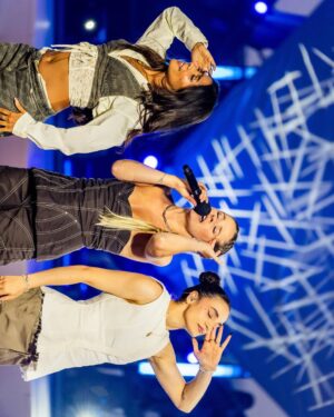 Laura Tesoro Instagram - First time performing ‘Shining’ at ‘Tien om te Zien’ last night was amazing! Thank you guys for the energyy! 🫶🏼 Can’t wait to do that again tonight!