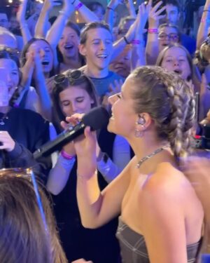Laura Tesoro Instagram - First time performing ‘Shining’ at ‘Tien om te Zien’ last night was amazing! Thank you guys for the energyy! 🫶🏼 Can’t wait to do that again tonight!