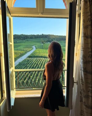 Laura Tesoro Instagram - 29 trips around the sun, but the last one was in the best company 🌞🥂💖