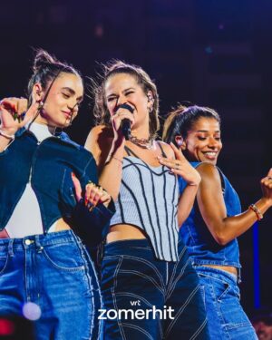 Laura Tesoro Instagram - Swipe for some pink bts vibes, the cutest sign, and some singing ‘Shining’ together at the top of our lungs 🤌🏼💖🫶🏼 Zomerhit was a blast! Ps: you can still vote for ‘Shining’ at vrt.be