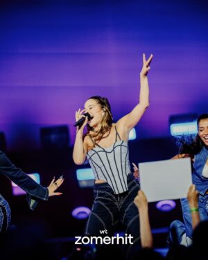 Laura Tesoro Instagram - Swipe for some pink bts vibes, the cutest sign, and some singing ‘Shining’ together at the top of our lungs 🤌🏼💖🫶🏼 Zomerhit was a blast! Ps: you can still vote for ‘Shining’ at vrt.be