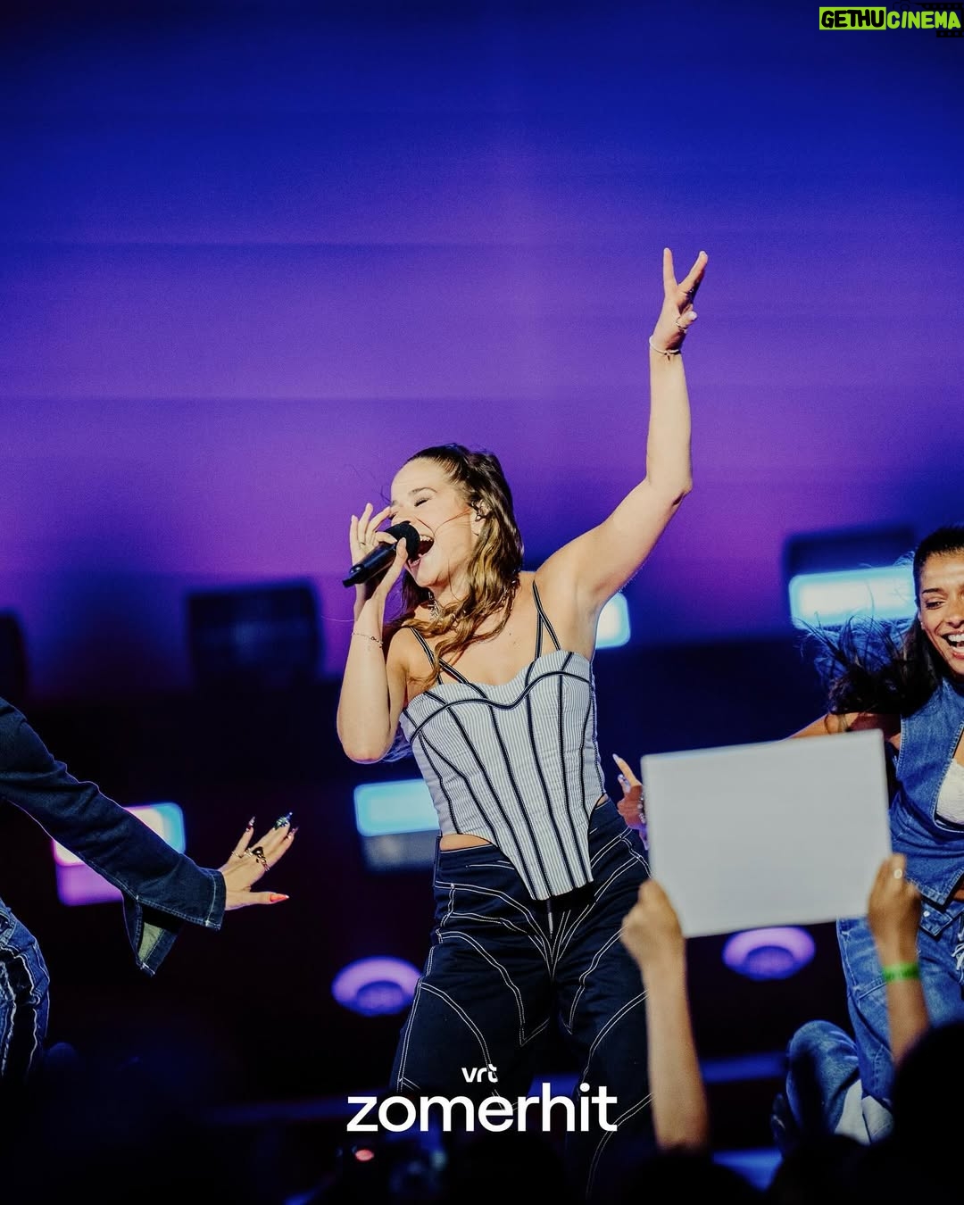Laura Tesoro - 3 Likes - Swipe for some pink bts vibes, the cutest sign, and some singing ‘Shining’ together at the top of our lungs 🤌🏼💖🫶🏼 Zomerhit was a blast! Ps: you can still vote for ‘Shining’ at vrt.be