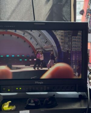 Laura Tesoro Instagram - Swipe for some pink bts vibes, the cutest sign, and some singing ‘Shining’ together at the top of our lungs 🤌🏼💖🫶🏼 Zomerhit was a blast! Ps: you can still vote for ‘Shining’ at vrt.be