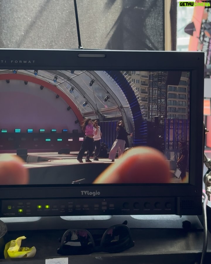 Laura Tesoro - 3 Likes - Swipe for some pink bts vibes, the cutest sign, and some singing ‘Shining’ together at the top of our lungs 🤌🏼💖🫶🏼 Zomerhit was a blast! Ps: you can still vote for ‘Shining’ at vrt.be