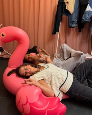 Laura Tesoro Instagram - Swipe for some pink bts vibes, the cutest sign, and some singing ‘Shining’ together at the top of our lungs 🤌🏼💖🫶🏼 Zomerhit was a blast! Ps: you can still vote for ‘Shining’ at vrt.be